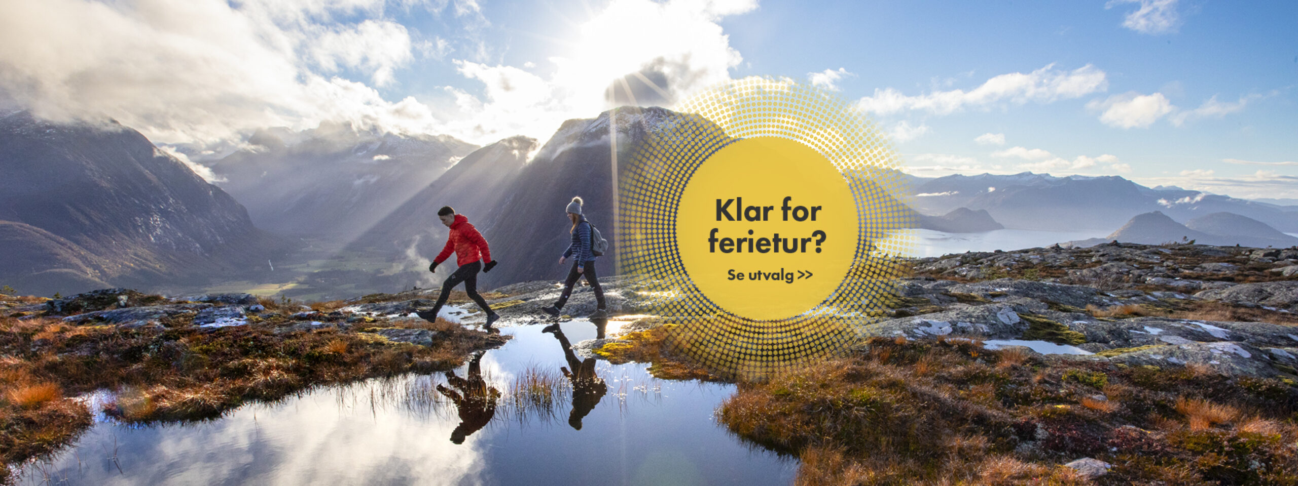 Par på tur i vakre omgivelser i Norge