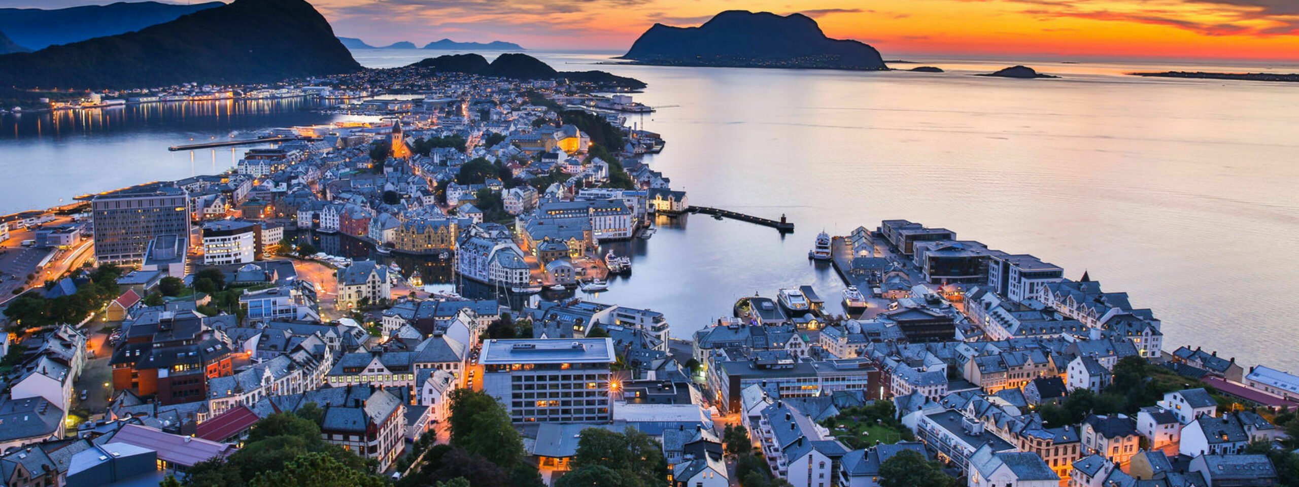 Byen Ålesund i solnedgang