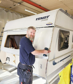 Mekaniker som fikser en campingvogn