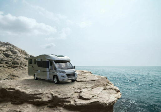 Bobil ved siden av havet