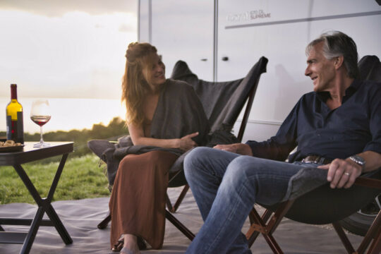 To personer sitter i hver sin campingstol