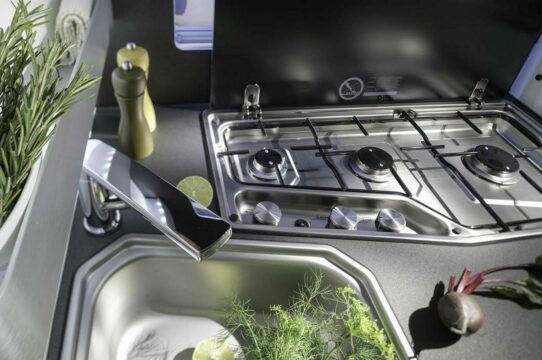 Bilde av ovn inne i bobil