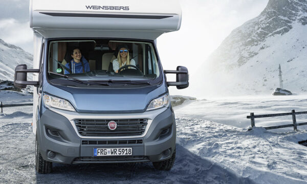 To personer på bobilferie på vinteren