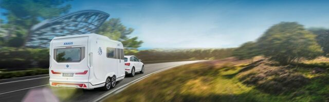 Bil og campingvogn kjører