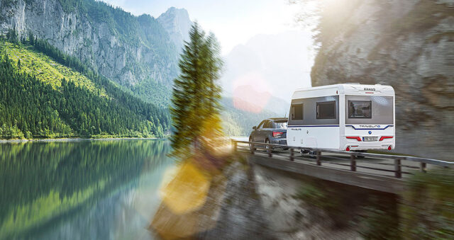 Bilde av bil og campingvogn som kjører