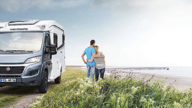 Et par på bobiltur ved stranden