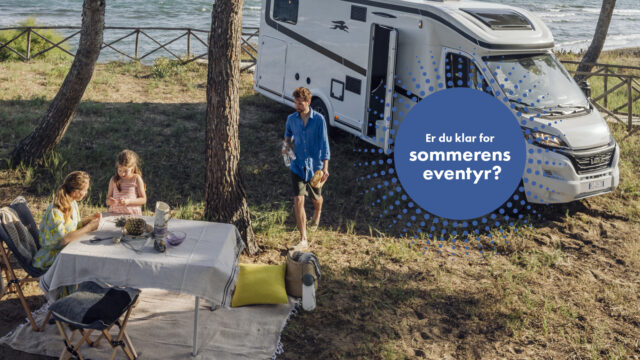 Familie som camper ved sjøen med bobil og naturlandskap i bakgrunnen