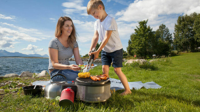 Mor og sønn griller