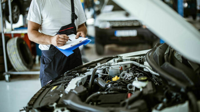 Mekaniker sjekker bobil
