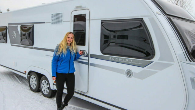 Butikkansvarlig Pia Marian Hande ved campingvogn