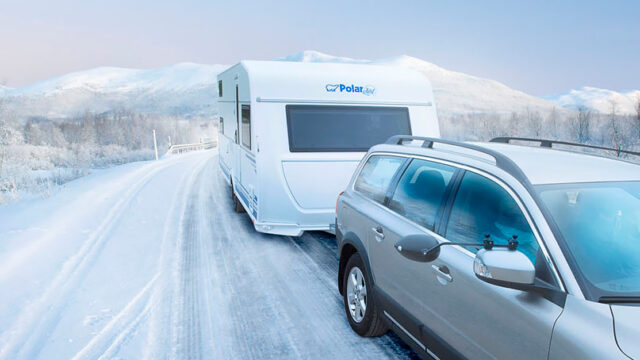 Campingvogn og bil på vintervei