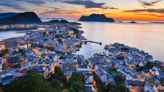 Byen Ålesund i solnedgang