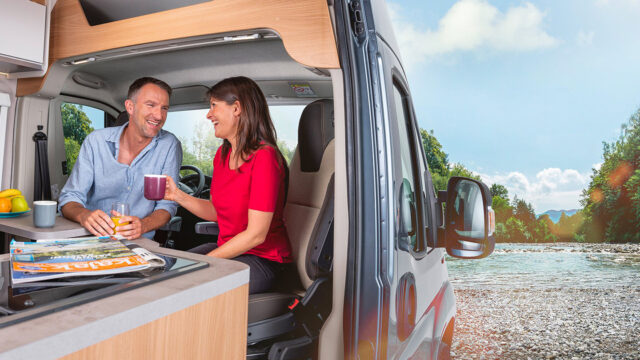 To personer spiser i bobil