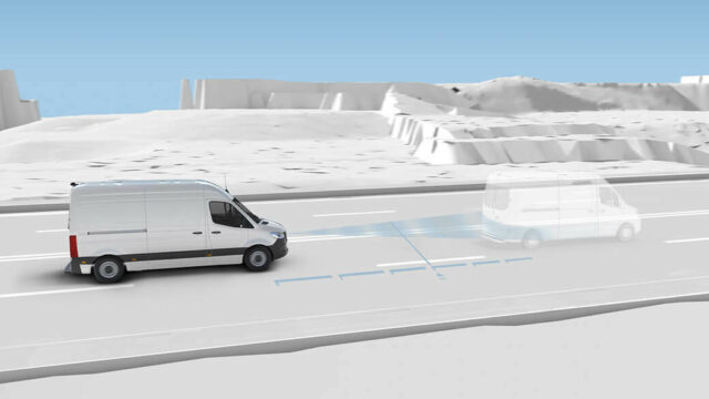 Distronic-systemet hjelper deg å holde avstand til bilen foran.