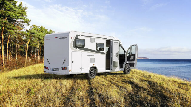 Bolbil står rett ved sjø og natur