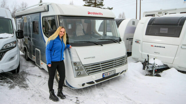 Butikkansvarlig Pia Marian Hande står ved en brukt bobil