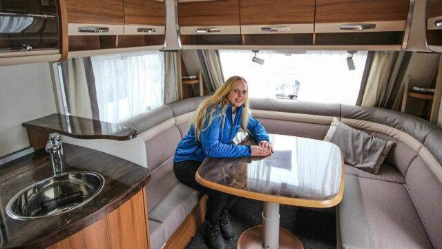 Butikkansvarlig Pia Marian Hande på innsiden av campingvogn