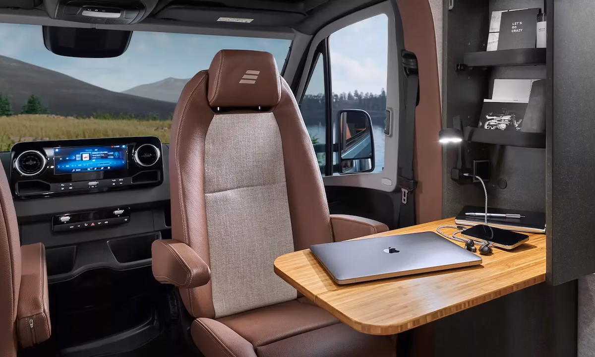 Workation: I Hymer Venture S har du egen kontorplass som enkelt kan pakkes sammen.